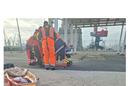 foto interventie de urgenta pe mare nava sar artemis misiune medevac in rada portului constanta pentru salvarea unui marinar 69397fd45433c