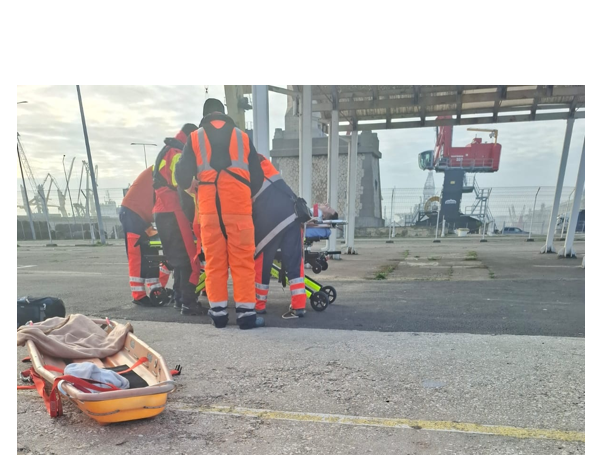foto interventie de urgenta pe mare nava sar artemis misiune medevac in rada portului constanta pentru salvarea unui marinar 69397fd45433c