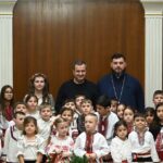 foto primaria medgidia gazda colindatorilor mari si mici vestea nasterii domnului a rasunat in institutie prin zeci de glasuri ca de clopotel 6945992a63db5