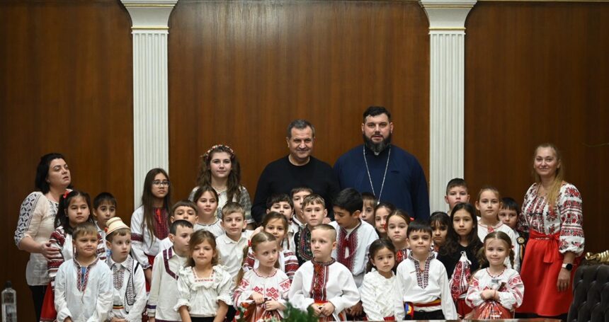 foto primaria medgidia gazda colindatorilor mari si mici vestea nasterii domnului a rasunat in institutie prin zeci de glasuri ca de clopotel 6945992a63db5