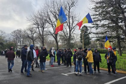 foto video protest al angajatilor ct bus in fata primariei constanta concomitent cu sedinta consiliului local ce solicita protestatarii 694a874202fed