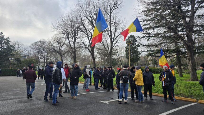 foto video protest al angajatilor ct bus in fata primariei constanta concomitent cu sedinta consiliului local ce solicita protestatarii 694a874202fed