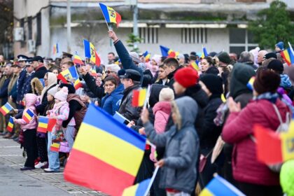 foto ziua nationala a romaniei sarbatorita la medgidia prin cantece si dans sute de medgidieni au participat la festivitati 692d89d8daee8