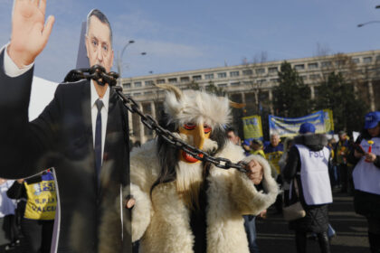 galerie foto profesorii protesteaza in piata victoriei demnitatea nu se negociaza sindicatele cer demiterea ministrului daniel david 69397e3254000