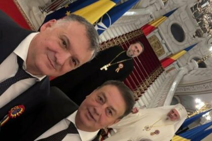 imaginea momentului surprinsa la receptia de la cotroceni mitroi si hutuca unul langa altul 692e0ba8d6485