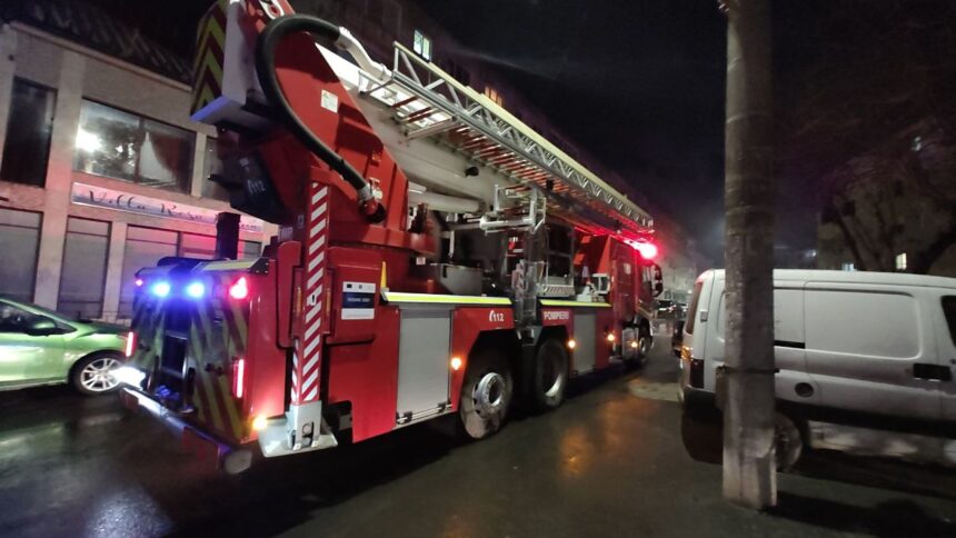 incendiu in portul mangalia in toiul noptii pompierii au intervenit cu autoscara smurd ul si mai multe autospeciale de stingere 694b87f57d4b8