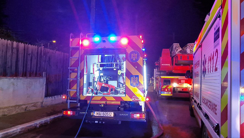 incendiu puternic la o cladire de trei etaje de pe strada caraiman din constanta 692e166aab6fd