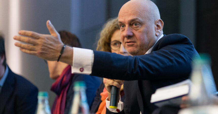 lider sindical evaluarea muncii se face superficial sa punem accent pe rezultate si pe calitate nu pe numarul de ore suplimentare 692f1c441da35