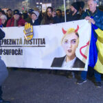 live text protestele pentru independenta justitiei continua romanii ies in strada pentru a patra zi la rand 1 000 de oameni in piata victoriei 693da7579058e