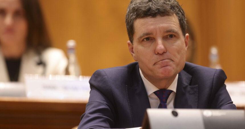 nicusor dan e greu de inteles ca partidele din coalitie se ataca intre ele si nu spun un cuvintel de opozitie 69417c3f12b19