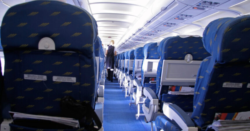 pasagerii supraponderali obligati sa cumpere doua locuri in avion zborurile din sua se scumpesc 69301cfc34af9