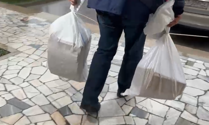 pregatirile pentru alegerile partiale din lumina si dobromir pe ultima suta de metri au fost predati sacii cu buletinele de vot 693439d02357e