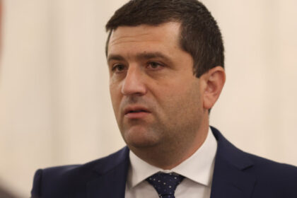 radu miruta dupa ce a fost propus la aparare uitati va la studiile fostilor ministri si la ale mele si faceti o comparatie 694453de755da