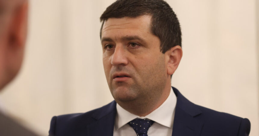 radu miruta dupa ce a fost propus la aparare uitati va la studiile fostilor ministri si la ale mele si faceti o comparatie 694453de755da