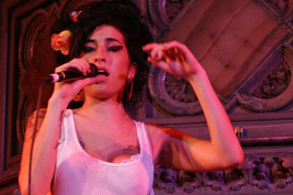 scandal din cauza rochiilor lui amy winehouse tatal artistei le acuza pe prietenele cantaretei ca i au vandut fara drept bunurile 693ebbf14a951