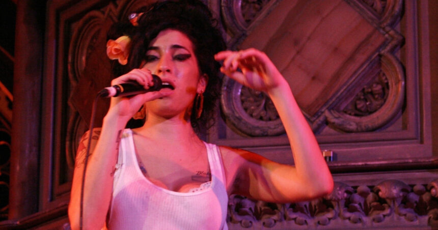 scandal din cauza rochiilor lui amy winehouse tatal artistei le acuza pe prietenele cantaretei ca i au vandut fara drept bunurile 693ebbf14a951