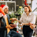 secret santa cel mai indragit obicei de craciun de unde a luat nastere traditia de a oferi cadouri in secret 693d1e4aca2b6