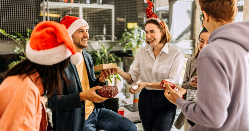 secret santa cel mai indragit obicei de craciun de unde a luat nastere traditia de a oferi cadouri in secret 693d1e4aca2b6