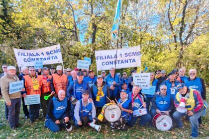 sindicatul cadrelor militare disponibilizate alaturi de alte 4 confederatii sindicale organizeaza un miting antiguvernamental in bucuresti 693fb4dfd5f35