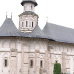 slujba de pomenire a etnicilor romani din ucraina cazuti pe front la manastirea putna razboiul a intrat in casele noastre 693edcb835950