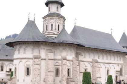 slujba de pomenire a etnicilor romani din ucraina cazuti pe front la manastirea putna razboiul a intrat in casele noastre 693edcb835950