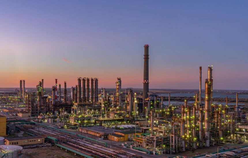 surse rafinariile petromidia navodari si vega ploiesti ale grupului rompetrol se opresc pentru 30 de zile 694ab4f8aa49b