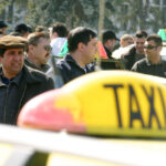 taximetristii care transferau bani de pe telefoanele clientilor in conturile proprii au fost plasati sub control judiciar 693c169b98976