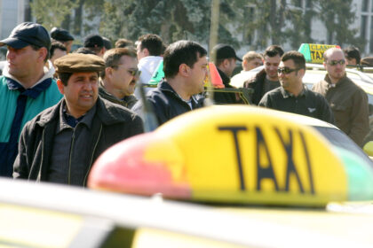 taximetristii care transferau bani de pe telefoanele clientilor in conturile proprii au fost plasati sub control judiciar 693c169b98976