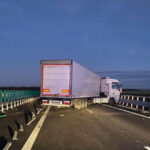trafic blocat pe drumul expres craiova pitesti dupa ce un tir a lovit parapetul si a ramas blocat 693a917000c7a
