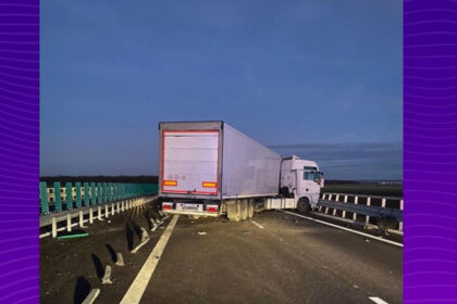 trafic blocat pe drumul expres craiova pitesti dupa ce un tir a lovit parapetul si a ramas blocat 693a917000c7a