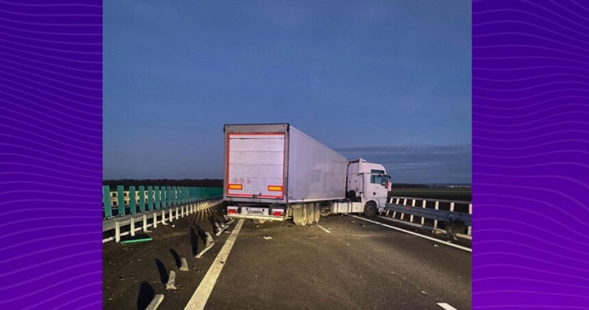 trafic blocat pe drumul expres craiova pitesti dupa ce un tir a lovit parapetul si a ramas blocat 693a917000c7a