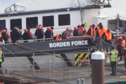 un act distopic de brutalitate perchezitii invazive pentru migranti in marea britanie dezbracare obligatorie si controale orale 692eb2c575c1e