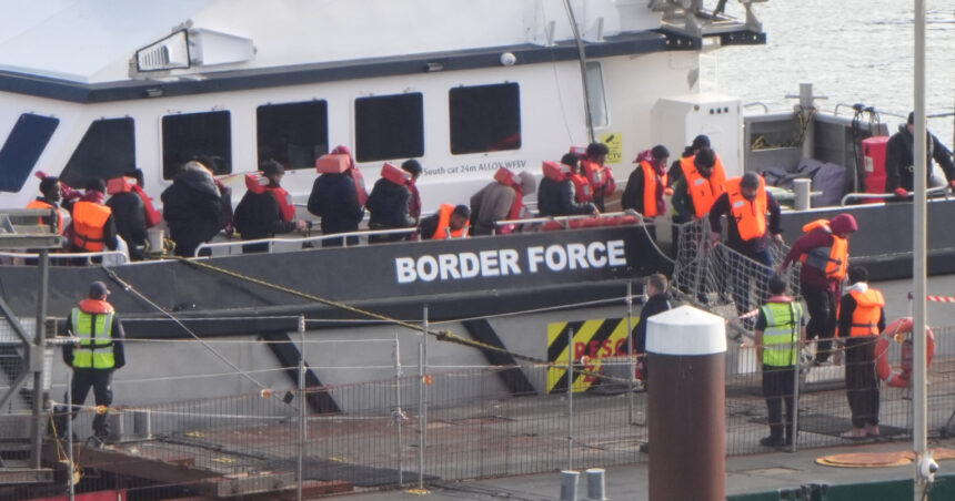 un act distopic de brutalitate perchezitii invazive pentru migranti in marea britanie dezbracare obligatorie si controale orale 692eb2c575c1e