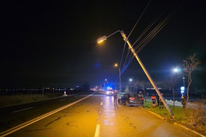 un autoturism a intrat intr un stalp pe dn 39 intre eforie sud si eforie nord 694b0cdece956