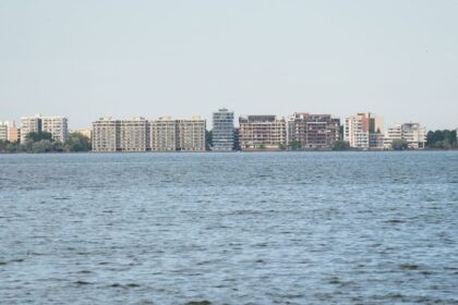 un dezvoltator imobiliar se pregateste sa construiasca mai multe blocuri cu 11 etaje pe malul lacului siutghiol 6938a9e63a49b