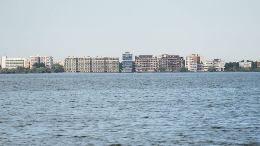 un dezvoltator imobiliar se pregateste sa construiasca mai multe blocuri cu 11 etaje pe malul lacului siutghiol 6938a9e63a49b