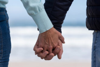 un profesor din timisoara a demisionat dupa ce a fost acuzat de un coleg ca are o relatie cu o eleva se fac mai multe anchete 693082eb7892c