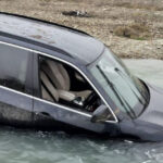 un sofer beat si fara permis si a abandonat masina in albia unui rau in timp ce fugea de poltisti el a fost retinut 69354a6309018