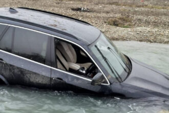 un sofer beat si fara permis si a abandonat masina in albia unui rau in timp ce fugea de poltisti el a fost retinut 69354a6309018