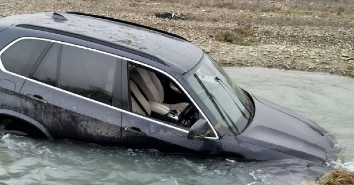 un sofer beat si fara permis si a abandonat masina in albia unui rau in timp ce fugea de poltisti el a fost retinut 69354a6309018