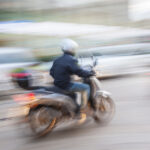 un tanar din arges i a lovit intentionat cu scuterul pe membrii familiei la o inmormantare a fost arestat preventiv 692dbcae90a69