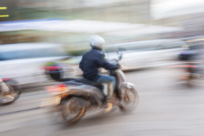 un tanar din arges i a lovit intentionat cu scuterul pe membrii familiei la o inmormantare a fost arestat preventiv 692dbcae90a69