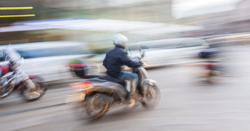 un tanar din arges i a lovit intentionat cu scuterul pe membrii familiei la o inmormantare a fost arestat preventiv 692dbcae90a69