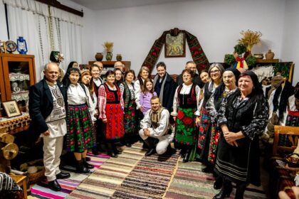 unde a petrecut nicusor dan seara de craciun seful statului a fost colindat de colindat de sateni frunza verde de frifoi presedintele i la noi 694edad9eabcc