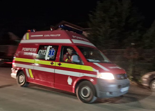 unei batrane i s a facut rau la protestul din fata prefecturii constanta un echipaj smurd prezent la fata locului 693db02d91222