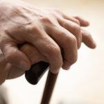 veteranii vaduvele de razboi si pensionarii vor beneficia de reduceri la transport si in 2026 guvernul a prelungit facilitatile 693af9bc87f27