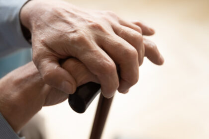 veteranii vaduvele de razboi si pensionarii vor beneficia de reduceri la transport si in 2026 guvernul a prelungit facilitatile 693af9bc87f27
