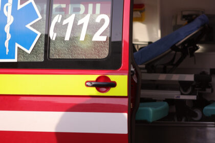 video accident grav in capitala un sofer a intrat cu masina intr un copac si apoi a lovit doua ambulante venite sa i acorde ajutor 6934776d59c8b