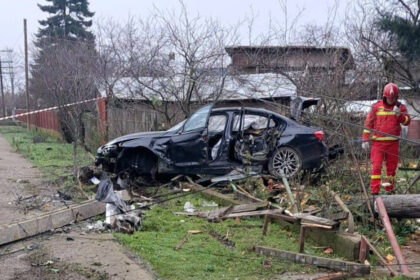 video accident grav pe dn6 un sofer urmarit de politie a lovit masini stalpi de electricitate si s a oprit intr o gospodarie 69414e72cd31f