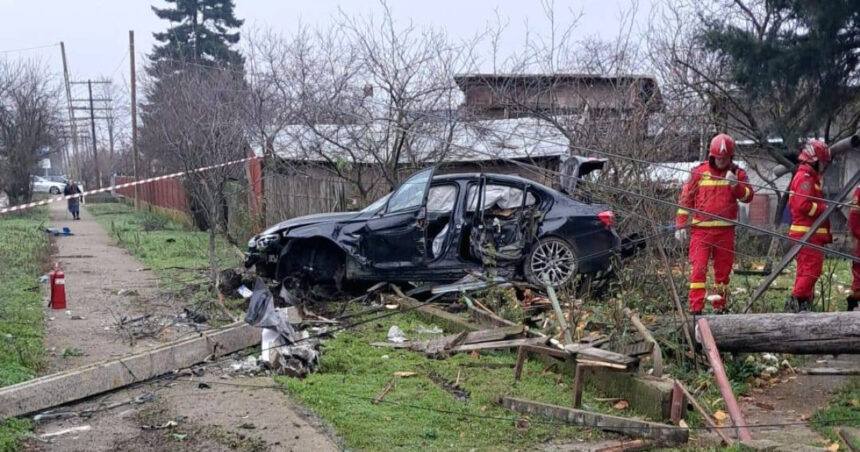 video accident grav pe dn6 un sofer urmarit de politie a lovit masini stalpi de electricitate si s a oprit intr o gospodarie 69414e72cd31f